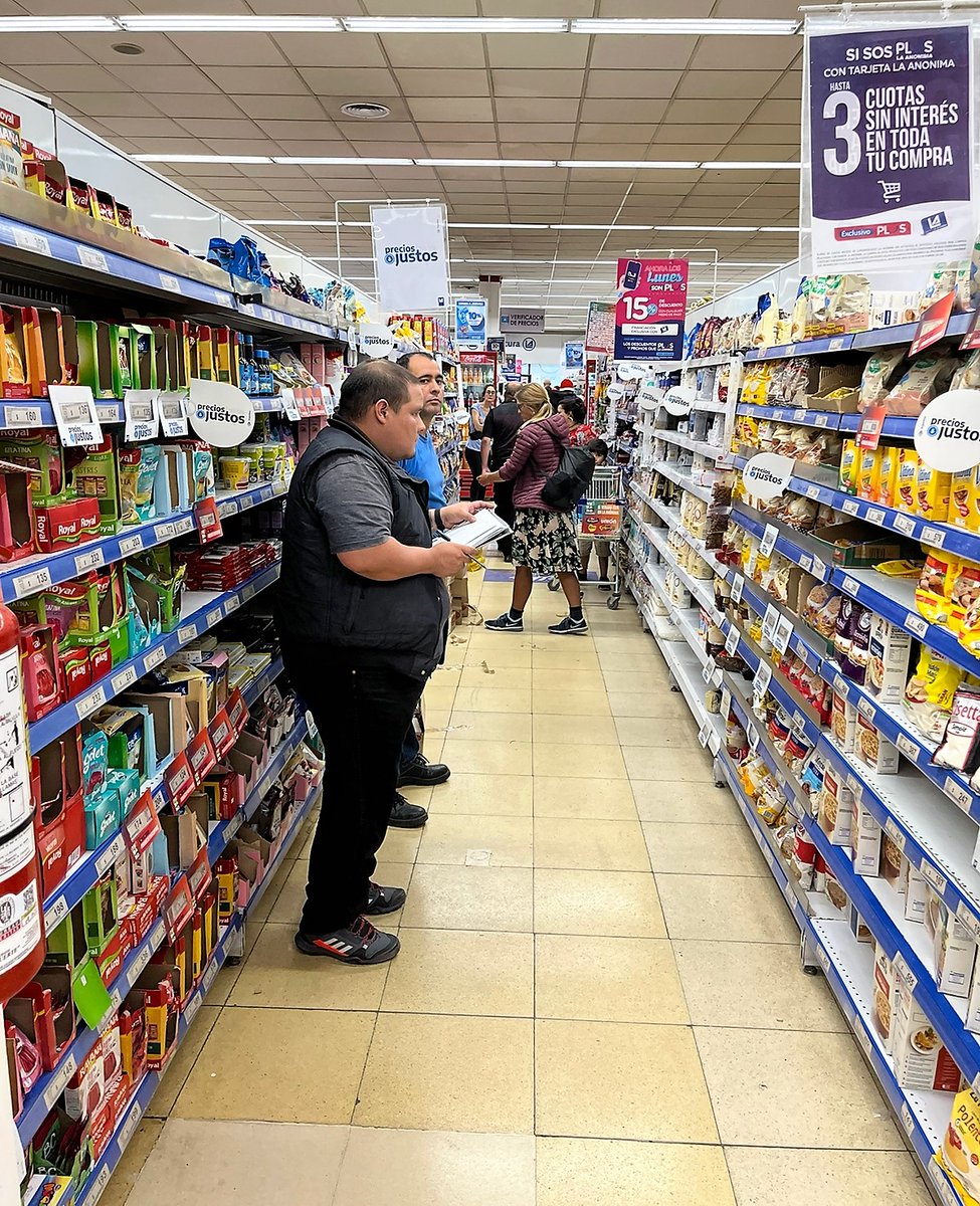 MinProSantaCruz's tweet photo. Continuamos con los controles del Programa #PreciosJustos
🔹 En esta oportunidad el cuerpo de inspectores de la Dirección de Consumo, encabezado por el secretario de Comercio, Leandro Fadul, recorrió las sucursales de La Anónima de El Calafate
#Minpro #SantaCruz #Comercio
Hilo👇 https://t.co/e517UkERG9