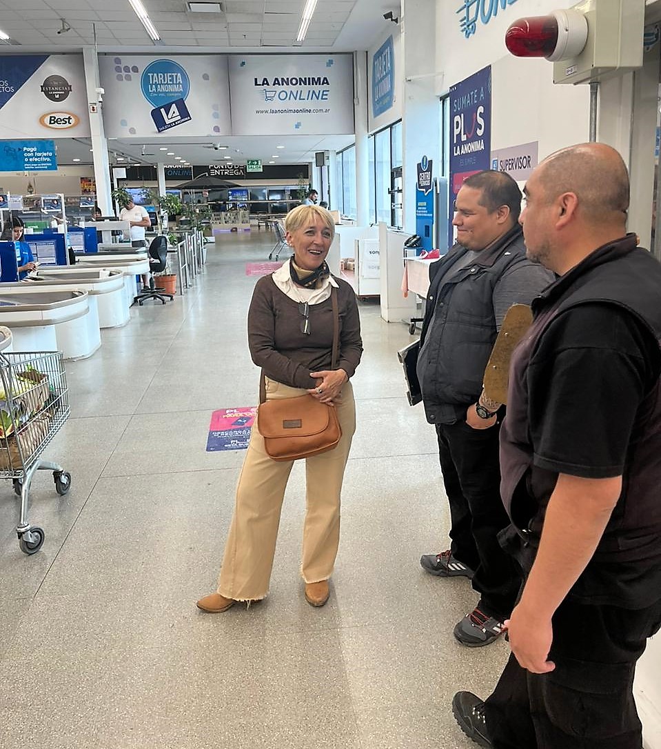 MinProSantaCruz's tweet photo. Continuamos con los controles del Programa #PreciosJustos
🔹 En esta oportunidad el cuerpo de inspectores de la Dirección de Consumo, encabezado por el secretario de Comercio, Leandro Fadul, recorrió las sucursales de La Anónima de El Calafate
#Minpro #SantaCruz #Comercio
Hilo👇 https://t.co/e517UkERG9