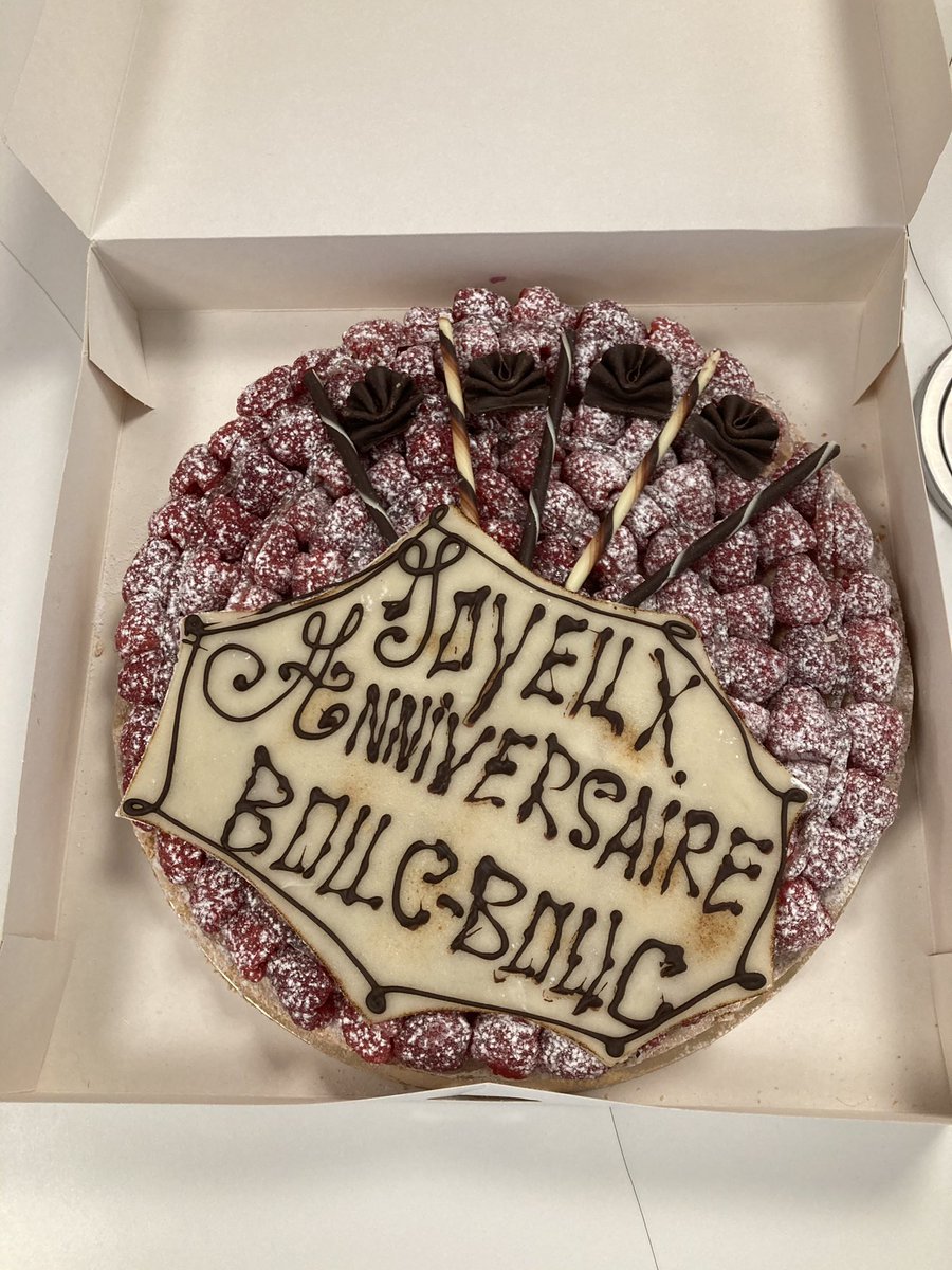 #LAOLP Anniversaire de Mr Boobook : merci à tous pour vos nombreux messages, et la visite surprise de Didier, traiteur, fidèle de l’émission, qui nous a livré un magnifique gâteau ! 🎂🎂🎂 (cc @Olivier_Guenec)