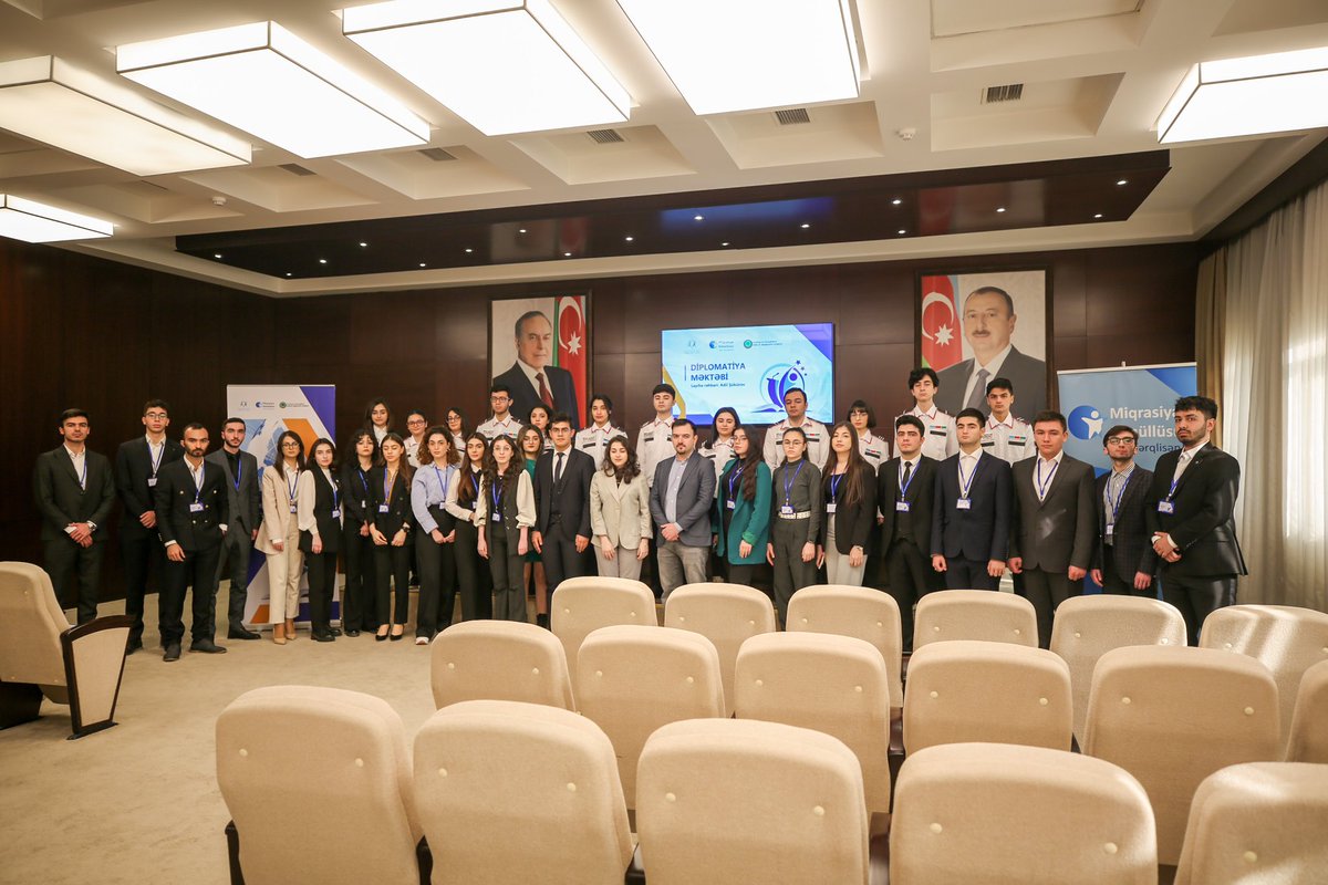 MigvolunteerAze's tweet photo. “Diplomatiya Məktəbi” layihəsinə start verildi! 🤩

Layihənin ilk təlimi “Tobçubaşov Mərkəzi”nin həmtəsisçisi və siyasi ekspert Rusif Hüseynovun təqdimatında “Reinteqrasiya prosesi nədir və reinteqrasiyanın ölkələrə təsiri” mövzusunda baş tutdu.
#AzGF #DMX #MKİB #DM https://t.co/fInKd6rKeY