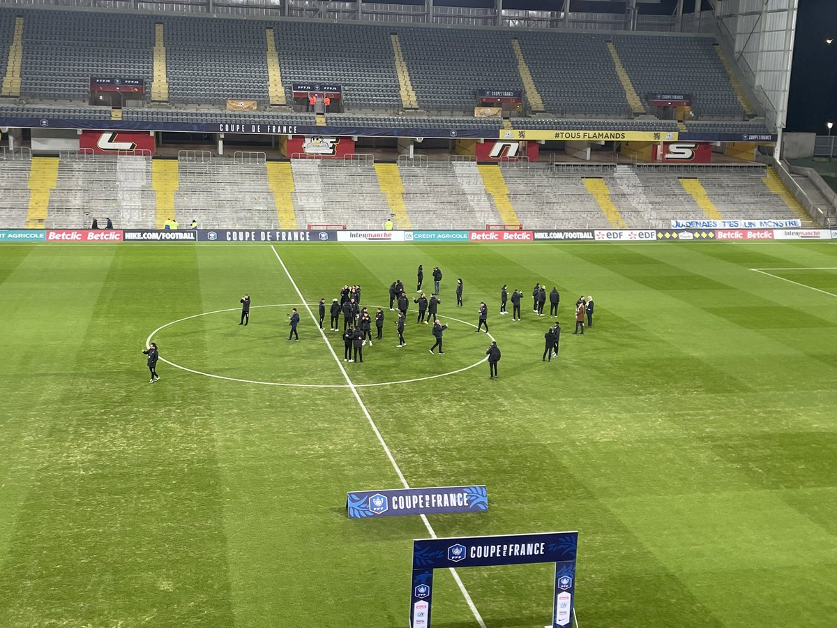 ofosseux's tweet photo. La délégation du Pays de Cassel sur la pelouse de Bollaert à moins de deux heures du coup d envoi. On immortalise l instant avant l’arrivée des supporters. Un match à suivre sur @lavoixdessports Un « Allez Cassel » résonne de La Tribune Lepagnot. #PDCPSG https://t.co/X7m6xwMT7F