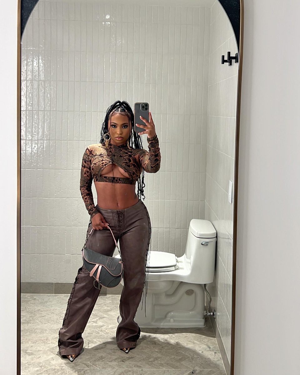 leighalei's tweet photo. alien superstar👽 https://t.co/lDwM9viC9d
