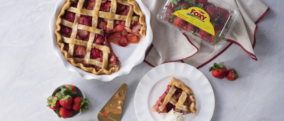 FoxyProduce's tweet image. Today is #nationalpieday and we’re sharing one of our favorite pie 🥧recipes featuring Foxy🍓strawberries. Use this link👉foxy.com/recipes/strawb… for details on our Strawberry Rhubarb pie recipe. #strawberry #pies #PieDay