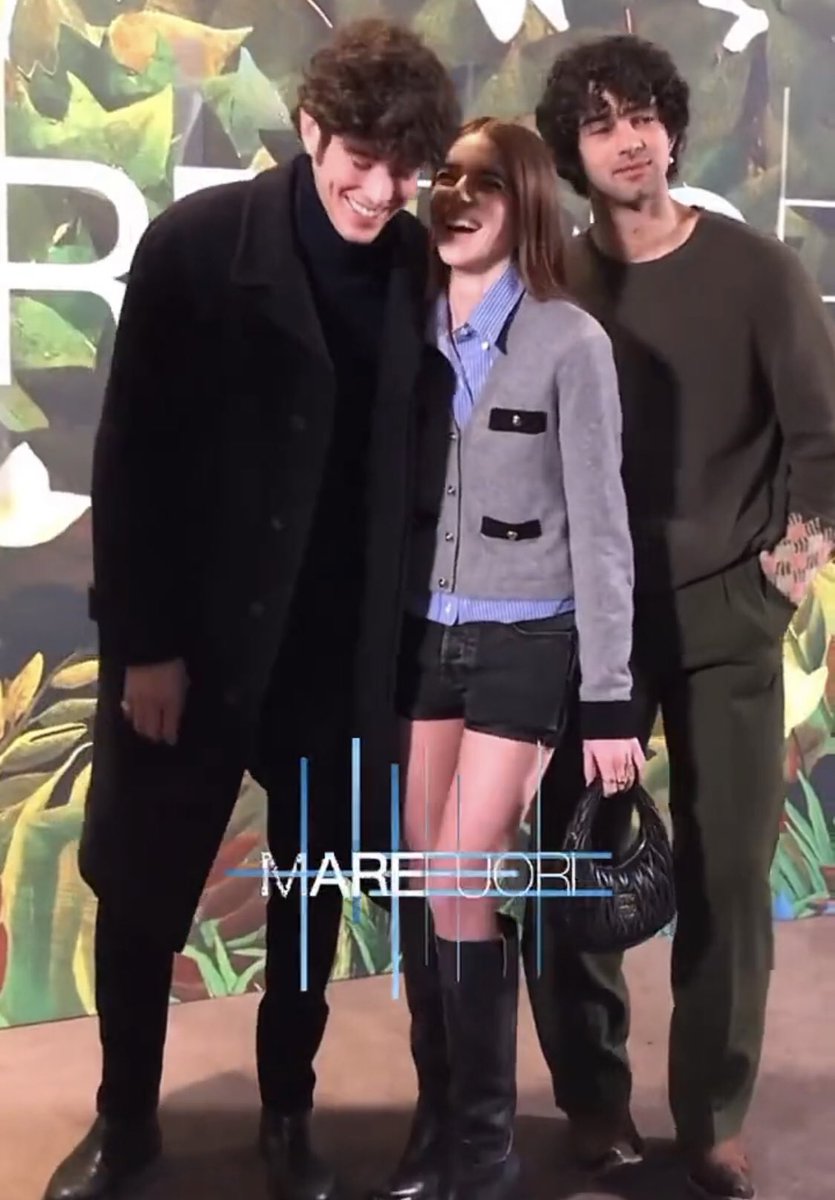 nonsoche_'s tweet photo. questo trio>>>>> #marefuori3 https://t.co/ZSK4cFjYbs