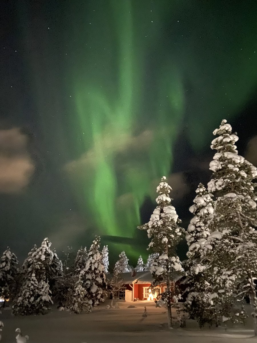 chiarascalco's tweet photo. L’aurora boreale e noi, felici, in quella casina rossa lì! 

#polonord #finlandia #auroraboreale #lapponia https://t.co/yXsvEe9pGX
