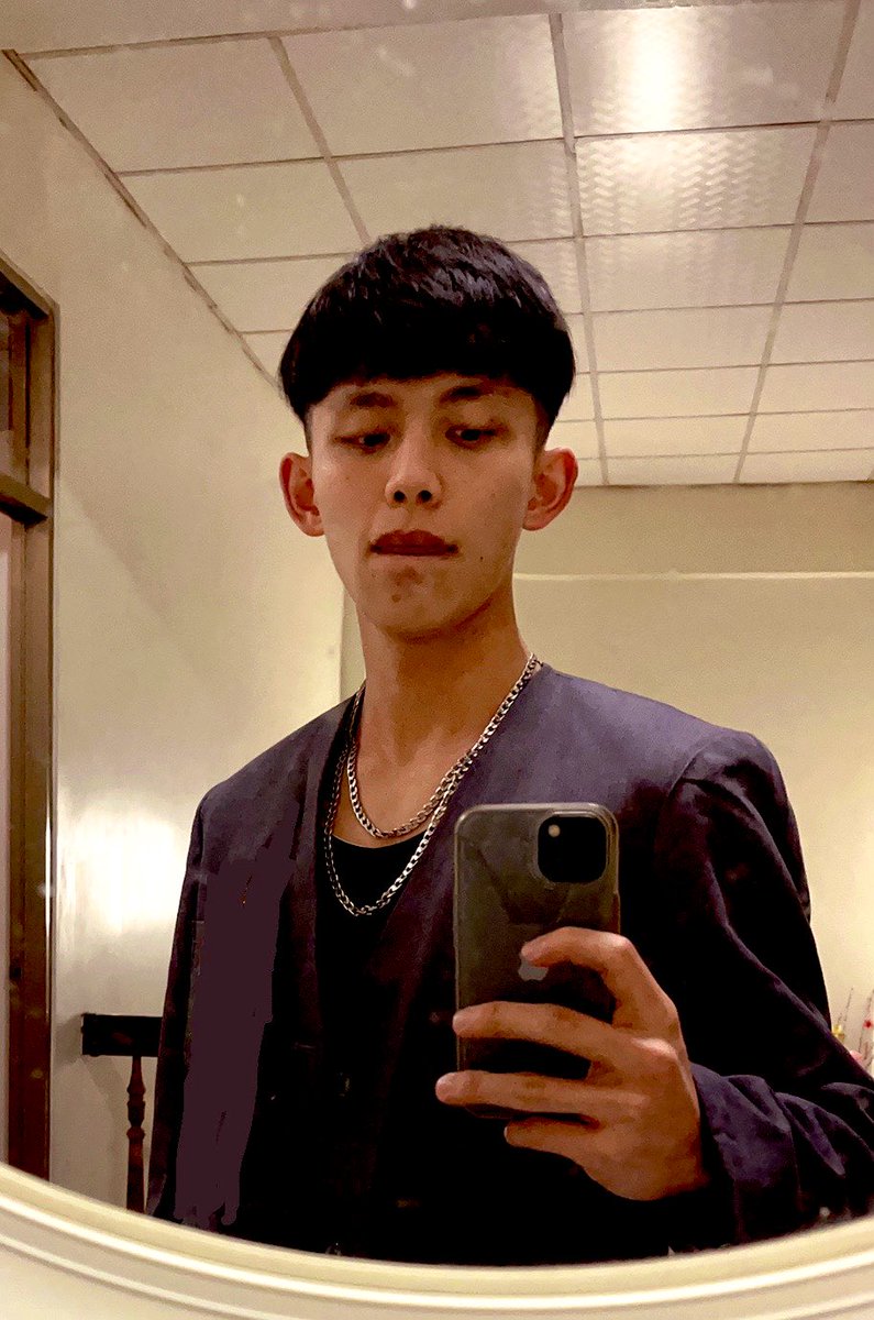 Gary7121's tweet photo. 突然試到以前高中西裝 好搭 但回不去了🥲 新年快樂 快領不到紅包了🧧 https://t.co/b64rTvSKdv