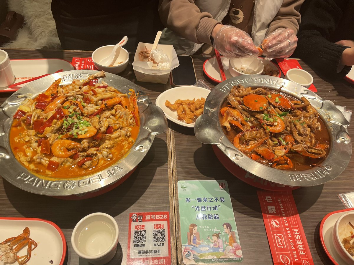 0v0miao's tweet photo. 每年过年压岁钱都会花的特别快 今年得存起来
①我爸给我买一条 表哥给我买一条 在家拿了一条 嘻嘻
②一年整没有跟表哥表姐们出去玩过了
③肉蟹煲没吃饱整个汉堡吃吃 https://t.co/RdplMLXoEJ