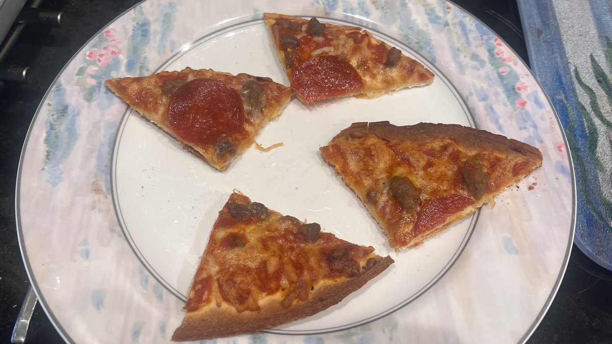 DWHoops's tweet photo. One last #LunchWithLin it’s #PizzaFriday on Monday. “If you don’t like the rules, change them” and yes I am eating all four corner pieces. https://t.co/pwDiN44rL6