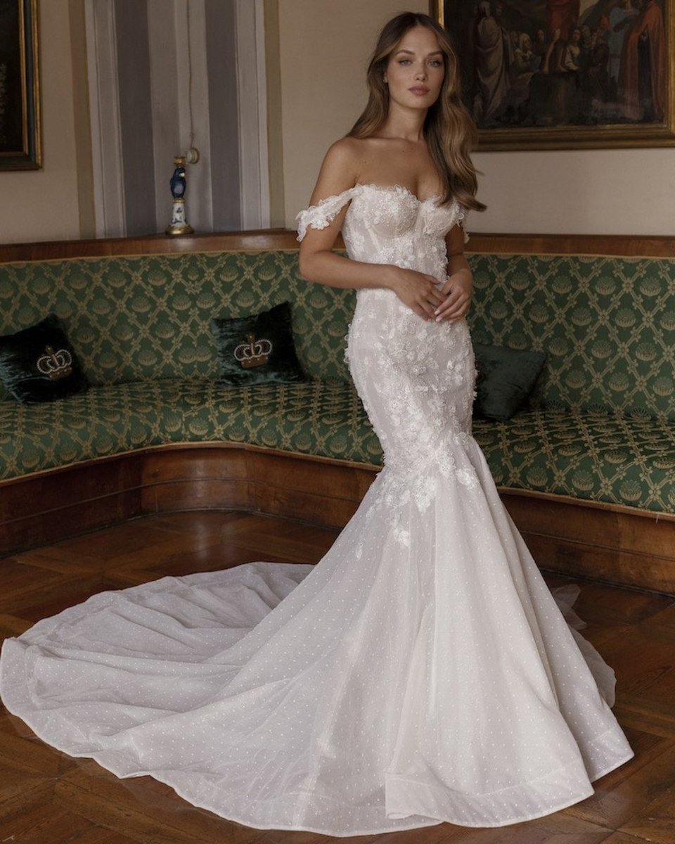 ShopTownSquare's tweet image. Shop the #SampleSale at #PerlaBridal through January 30. Selected dresses up to 70% off! // #TownSquareLV