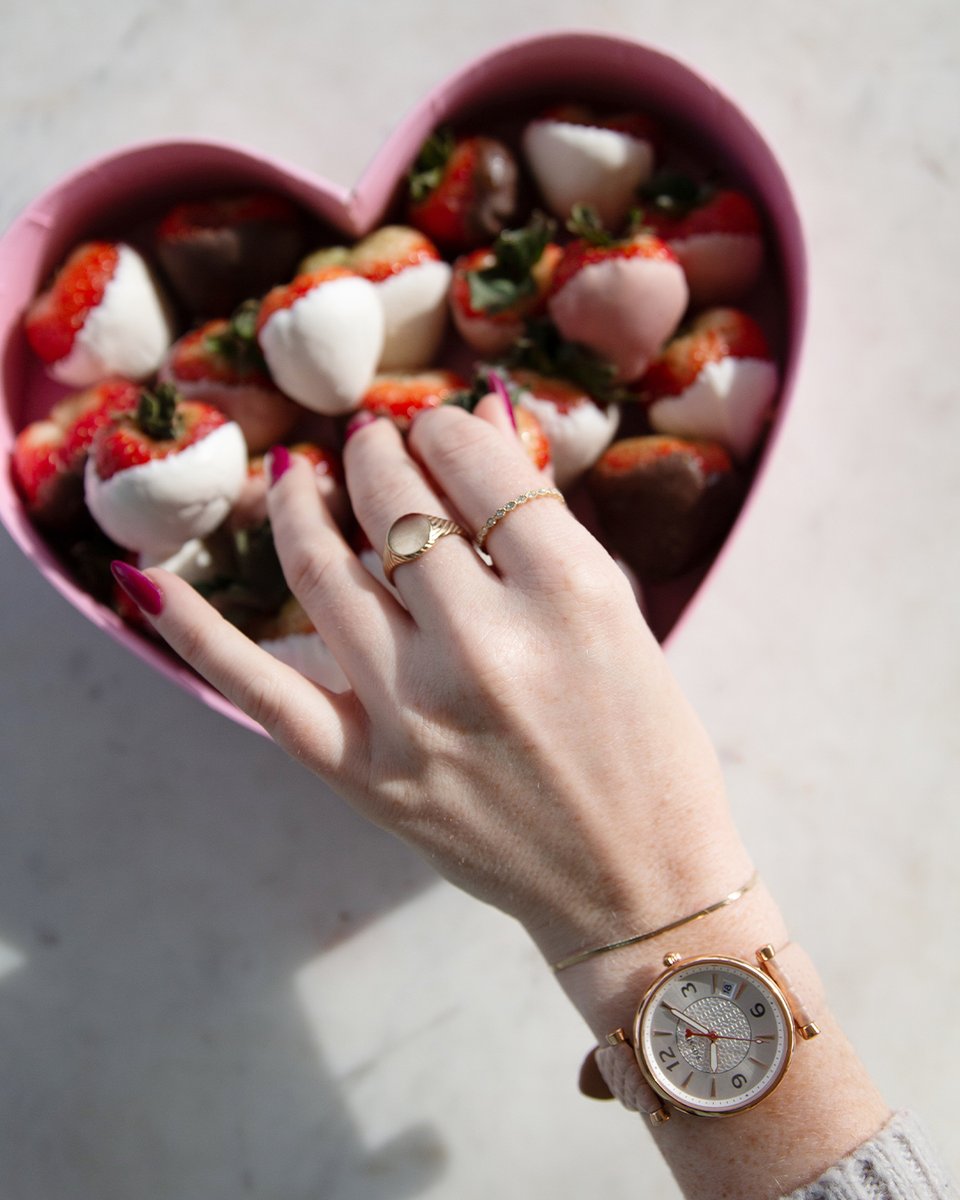 Fossil's tweet photo. Carlie, Queen of Hearts, first of her name๐ #CurrentCrush
https://t.co/hYq8jFHcUP https://t.co/4UUeKXJYnn
