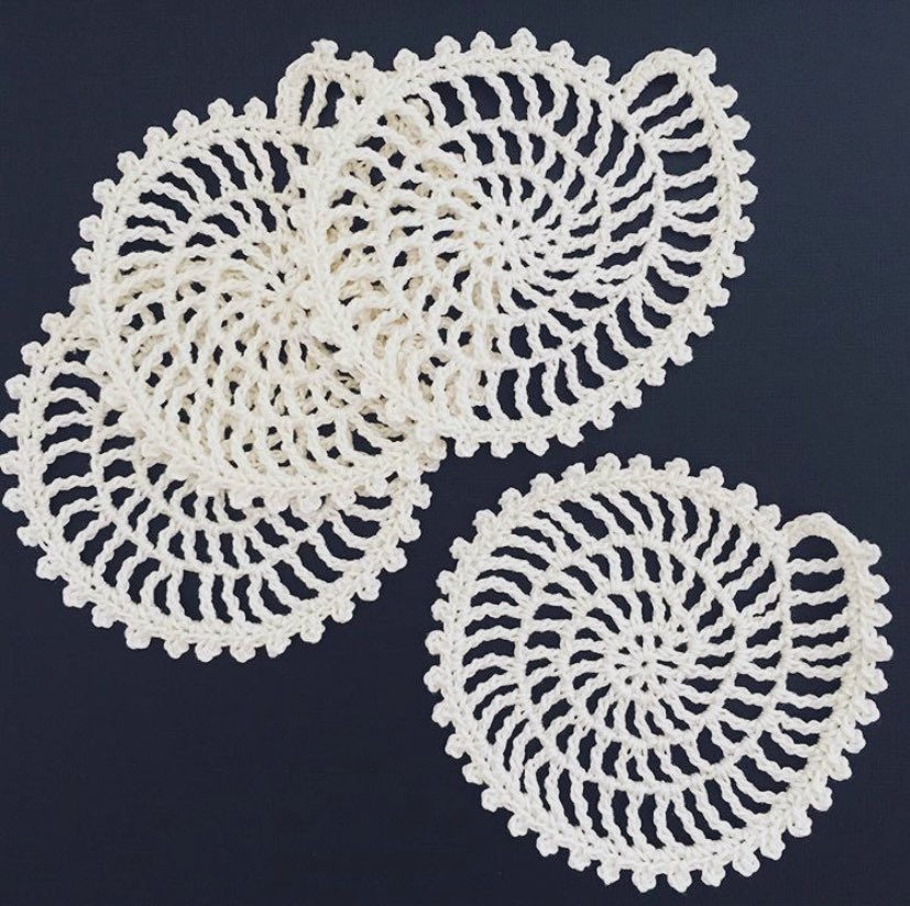 「ドイリーも好きでよく編みます巻貝の化石ドイリーたけのこドイリー雪の結晶ドイリー花」|knitting artist alaのイラスト