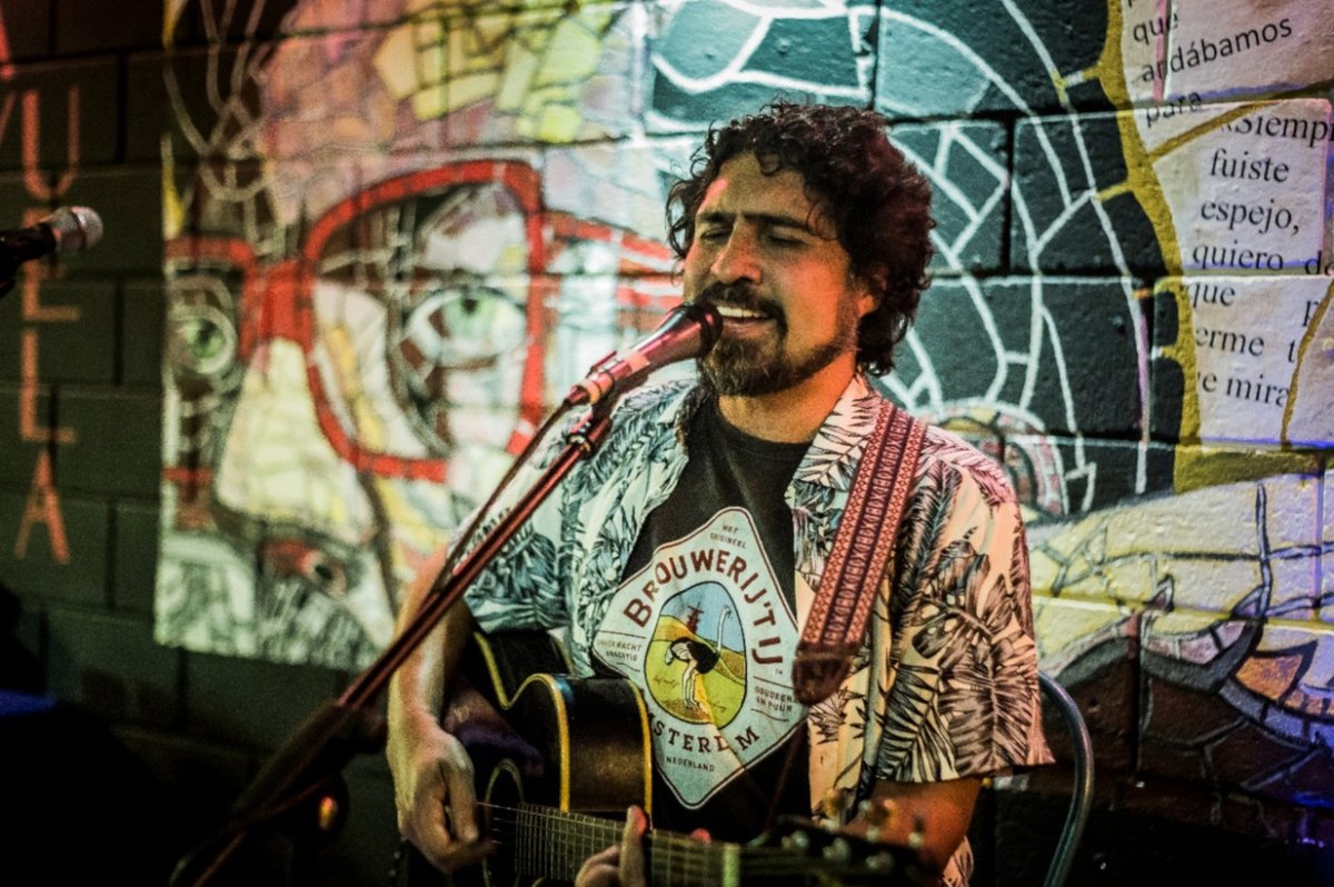 CasalBProspe's tweet photo. 🎸 #Vermutsical: Alejandro Arriaza
🗓️ Dissabte 28 de gener (13 h)
ℹ️ Arriaza és un cantautor guatemalenc influït per la nova trova cubana i el folk llatí. Amb la seva música carregada de missatge, ha actuat per tota Amèrica Central i en diverses ciutats de Sud-amèrica i Europa https://t.co/8xgJvTnx1V