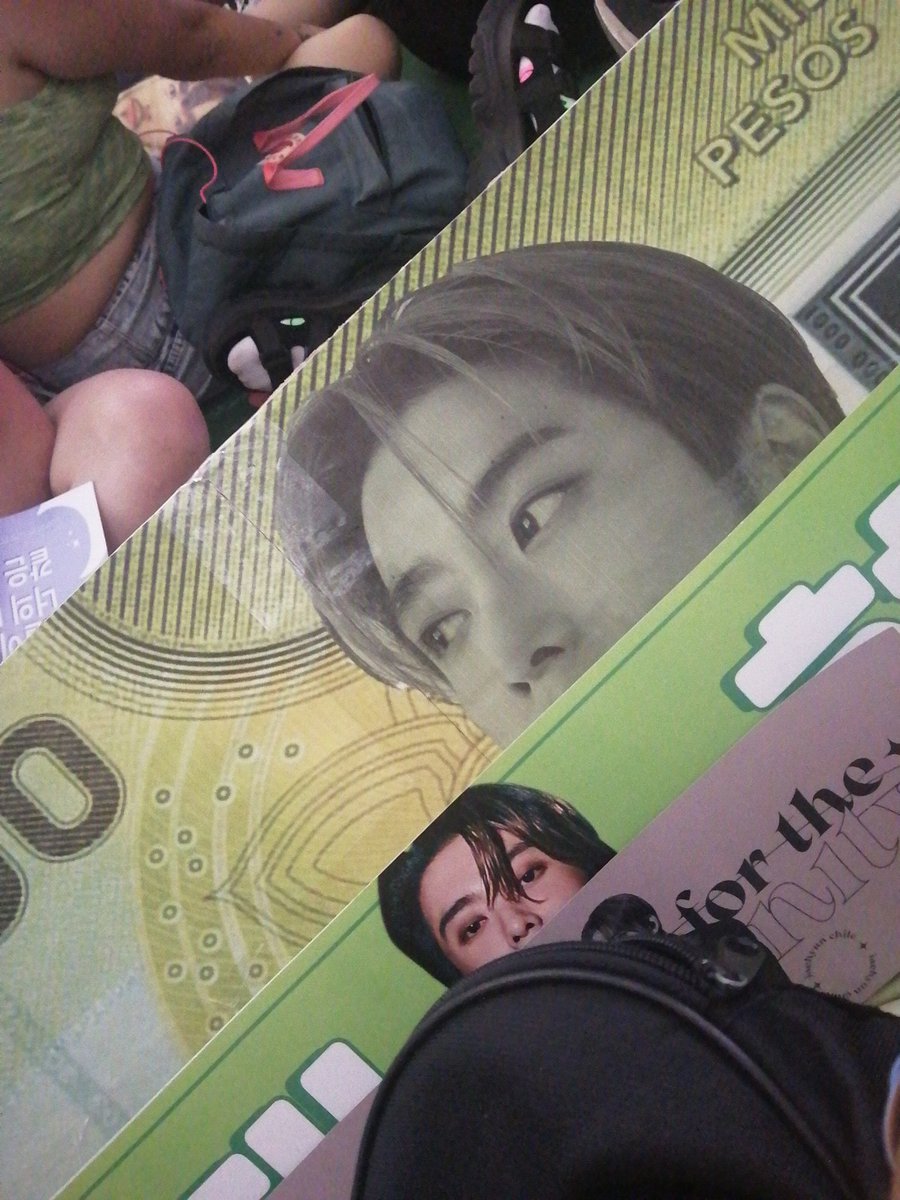 raidenorehca's tweet photo. sigo sin creer que realmente viera el billete, literal era mi meta y puede ver como me muero KSKHKDKGKFKF sonrió un poquito y levantó la ceja pero fue suficiente para mi 😭😭😭💚
#NCT127_NEOCITY_THE_LINK_CHILE #NCT127inChile #NCT127_NEOCITY_THE_LINK_SANTIAGO https://t.co/XkAvdLHnBv