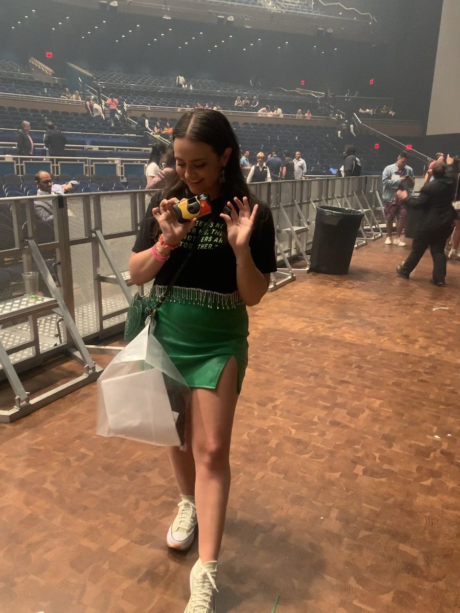 jenbonifield's tweet photo. @didthejonasbros Living in this moment!🫶🏼 bring on the new tunes!! 🎶🎸🥰 https://t.co/tko5bbT8BE
