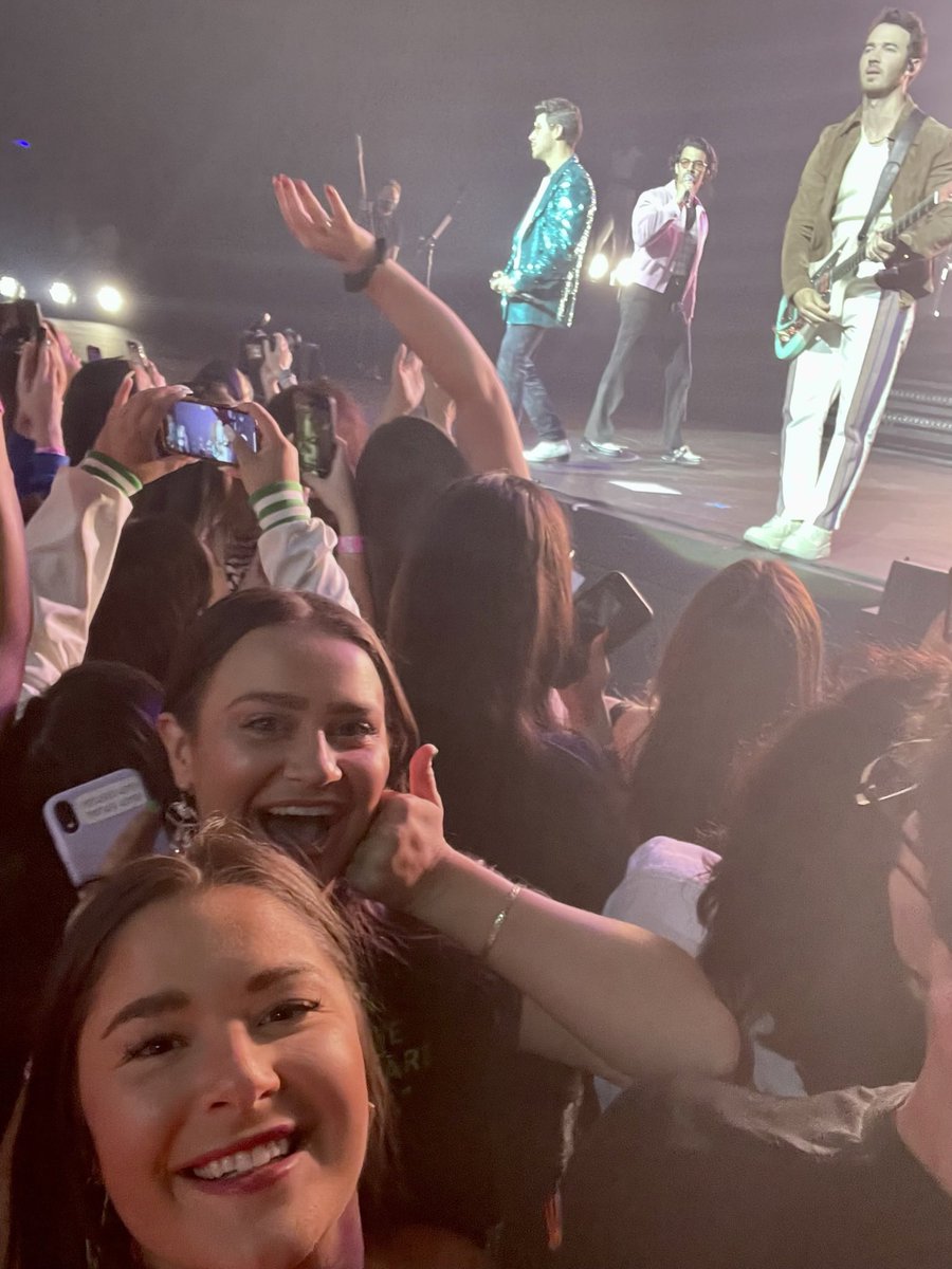 jenbonifield's tweet photo. @didthejonasbros Living in this moment!🫶🏼 bring on the new tunes!! 🎶🎸🥰 https://t.co/tko5bbT8BE