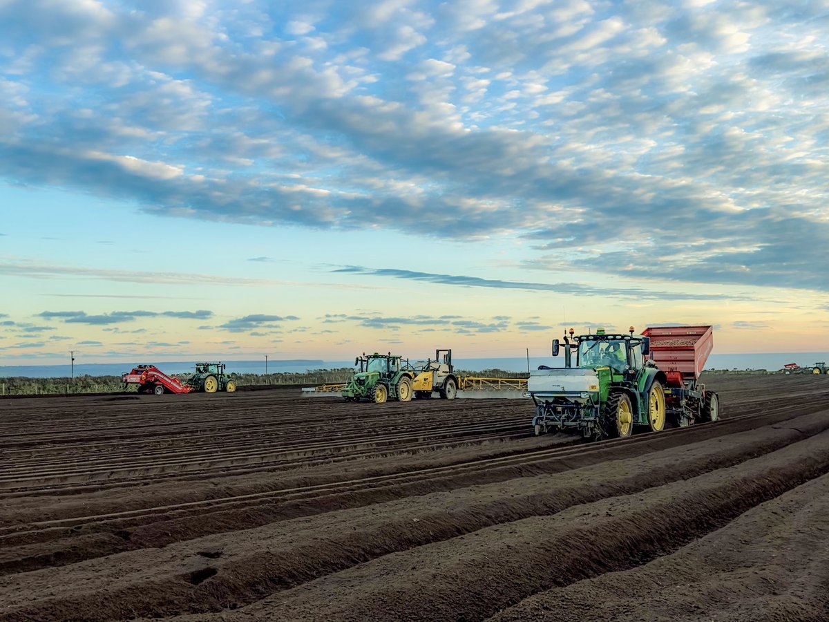3 weeks later than last year, but 2023 planting is go!! 🚜💨

<a href="/pengellyfarms/">Pengelly Farms Ltd</a> #QualityCornishPotatoes