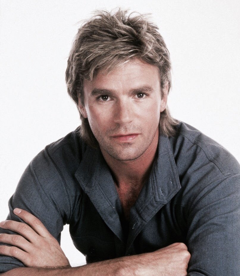 retrochenta's tweet photo. Hoy cumple 73 años Richard Dean Anderson, el genial MacGyver de la "Fundación Phoenix". Experto en manualidades. https://t.co/GBgcfvuSow