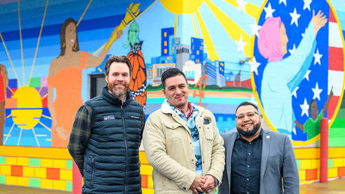 A group of students associated with <a href="/socialconcerns/">Institute for Social Concerns, Notre Dame</a> contributed to a new mural outside <a href="/LaCasaDeAmistad/">La Casa de Amistad</a> in South Bend. Reflecting themes of hope and renewal, the mural celebrates the immigrant journey and experience. 

news.nd.edu/news/notre-dam…