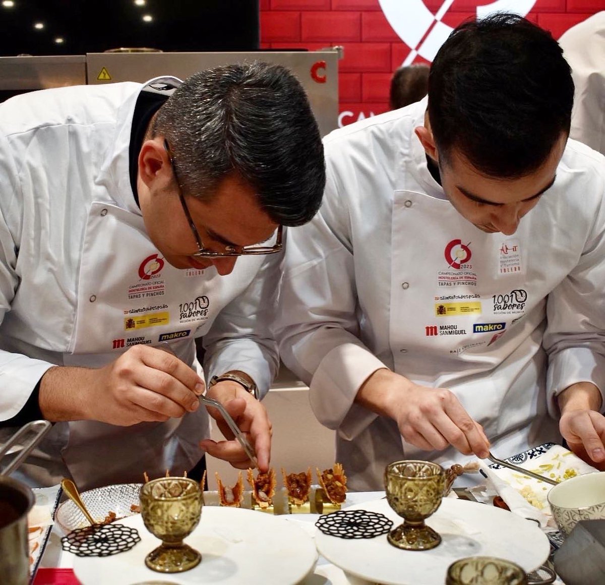 HosteleroToledo's tweet photo. ¡Sois grandes!
Gracias por haber representado a la provincia de Toledo 🧡@J_ChozasCocina @akera_Catering 
@CEHEhosteleria https://t.co/EEZEMbvb0o