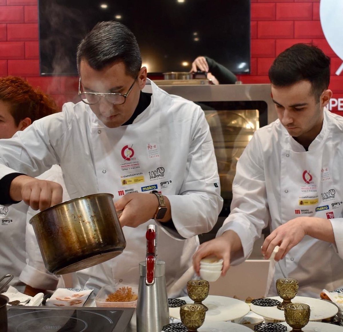 HosteleroToledo's tweet photo. ¡Sois grandes!
Gracias por haber representado a la provincia de Toledo 🧡@J_ChozasCocina @akera_Catering 
@CEHEhosteleria https://t.co/EEZEMbvb0o