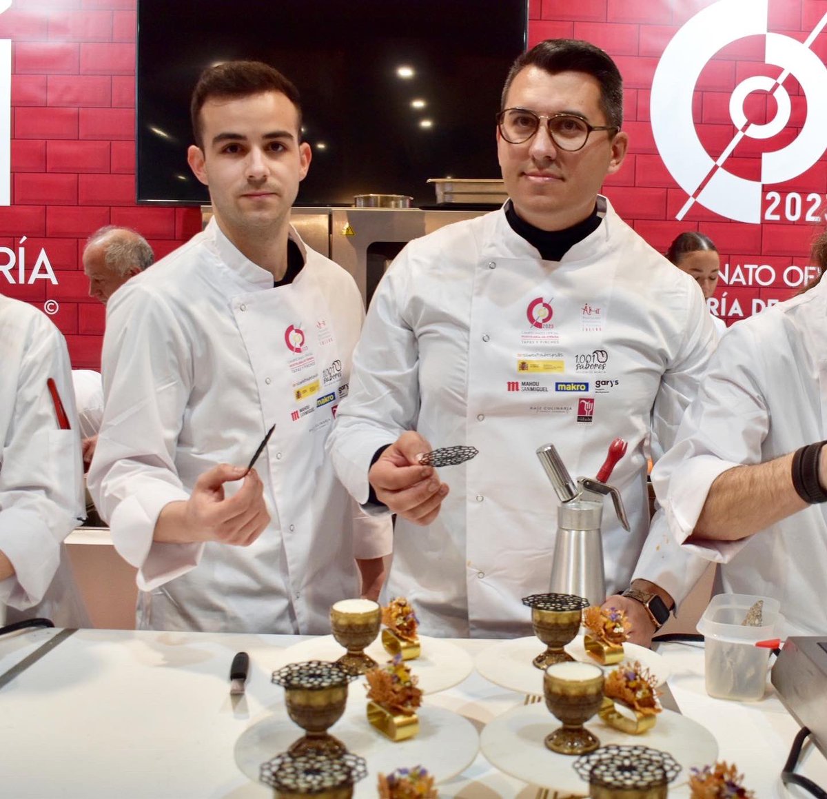 HosteleroToledo's tweet photo. ¡Sois grandes!
Gracias por haber representado a la provincia de Toledo 🧡@J_ChozasCocina @akera_Catering 
@CEHEhosteleria https://t.co/EEZEMbvb0o