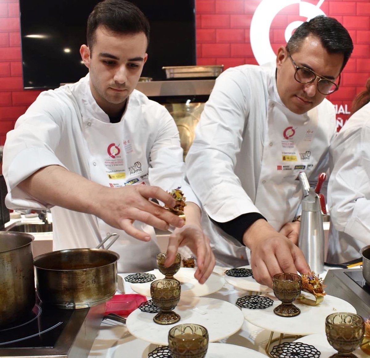 HosteleroToledo's tweet photo. ¡Sois grandes!
Gracias por haber representado a la provincia de Toledo 🧡@J_ChozasCocina @akera_Catering 
@CEHEhosteleria https://t.co/EEZEMbvb0o