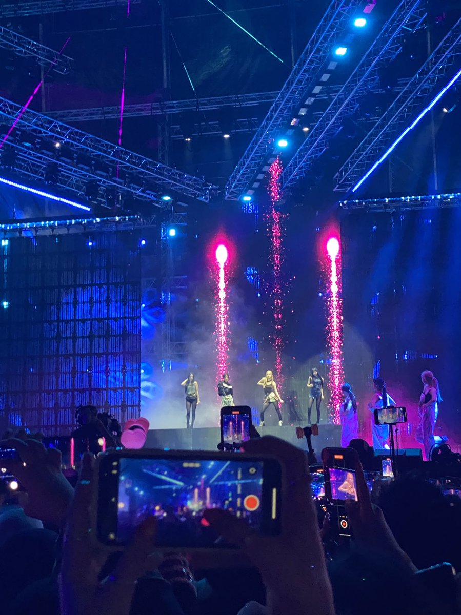 ninimorenini's tweet photo. My dream came true 💕🖤💕🖤.

#BLACKPINKinRiyadh https://t.co/LkwvTjJmDG