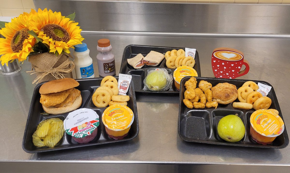 Aracely53096533's tweet photo. #CougarsCafeteria #TodayForLunch #ChickenSandwich #PotatoSmiles #PicklesChips #FreshFruit or #FruitCup
#ItalianComboWrap
#ChickenPoppers
#Biscuit #Ketchup #Milk https://t.co/SUFGeN3fMc