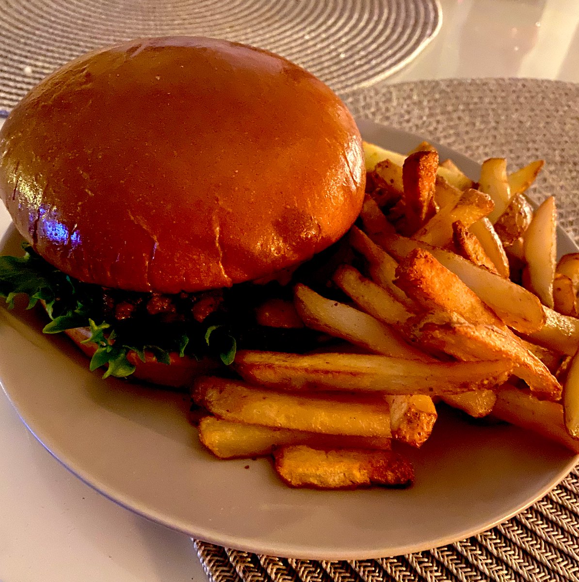 Bexticc's tweet photo. First time ever making burgers by myself 😍 And yes, I am 20 years old 😅 Air fryed fries also 🤌 https://t.co/F5Qri57RAH