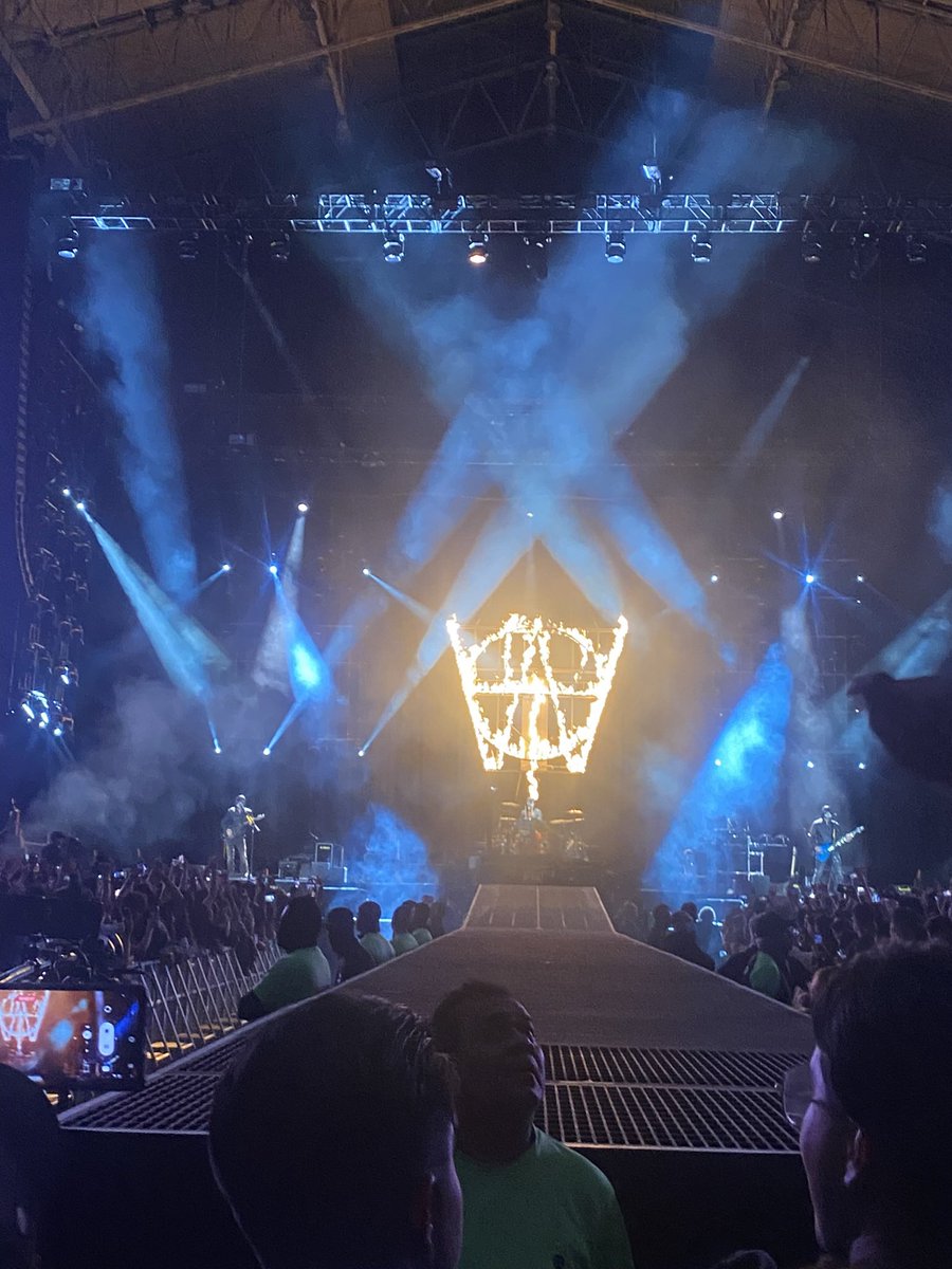 patyzia's tweet photo. @muse @theworkofjar It was an amazing show, please come back soon!!! https://t.co/GcFUGSP6yp