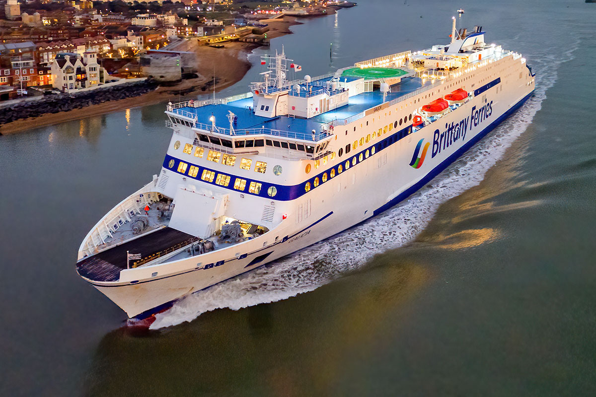 MaritimePhotos's tweet photo. Into the twilight zone @BrittanyFerries @PortsmouthPort  #Galicia #EFlexer #ferry https://t.co/fevn4o5TuO