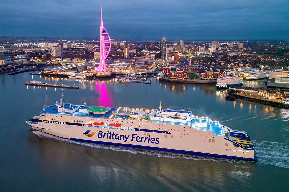 MaritimePhotos's tweet photo. Into the twilight zone @BrittanyFerries @PortsmouthPort  #Galicia #EFlexer #ferry https://t.co/fevn4o5TuO