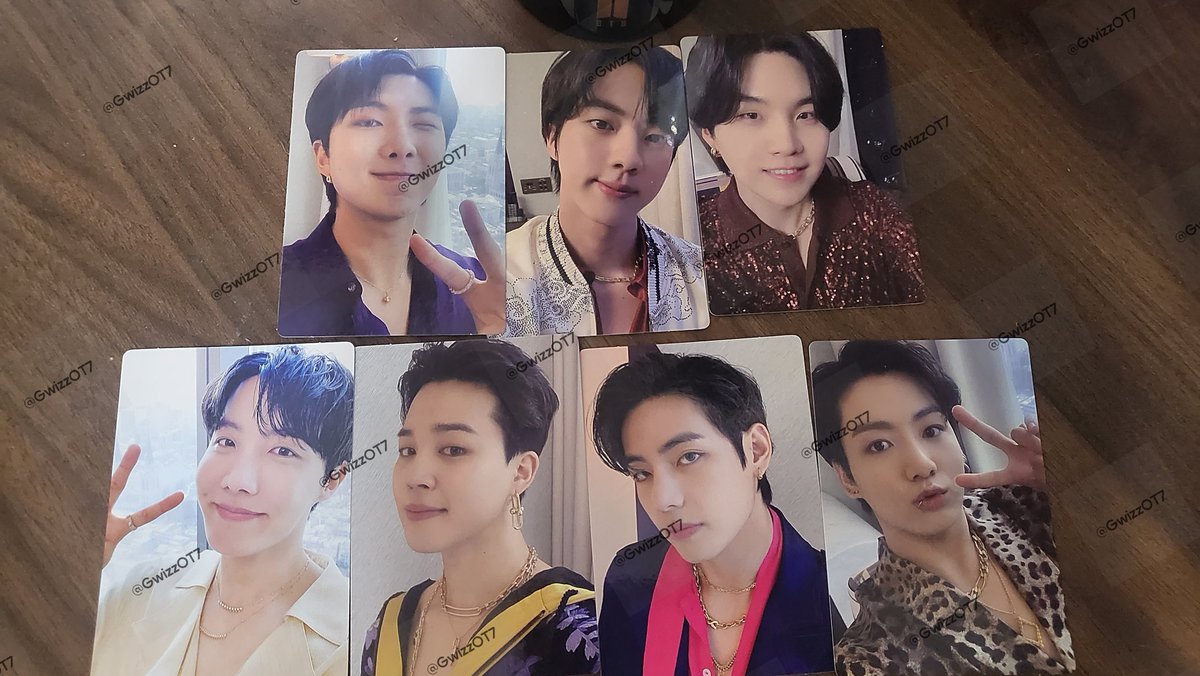 GwizzOT7's tweet photo. Merchbox 10 is (in my opinion) the 2nd most lovely & worthwhile merchbox. 1st is the mikrokosmos jewelry box ofcors
& the PC's omg! So gorgeous😭😭 And even tho u cnt see it in pics, some of the little snowflakes are actually gold BTS logo's! It's so pretty 😭🥺💜
#merchbox10 https://t.co/DmKmpJ4w8B