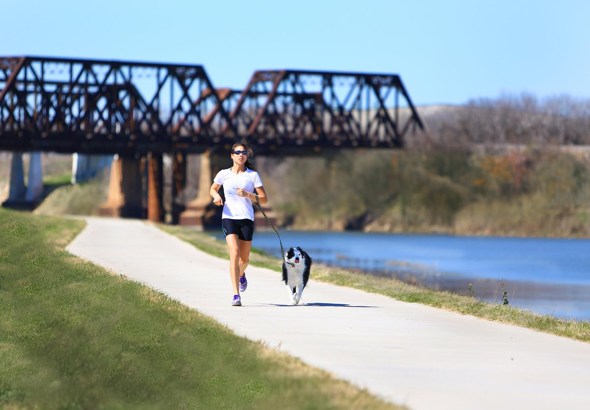 Get outside and explore the #TrinityTrails with your family, friends or furry pets🐶 Rent a bike, walk or run to see the gorgeous views of the #TrinityRiver, #PantherIsland and Downtown #FortWorth!