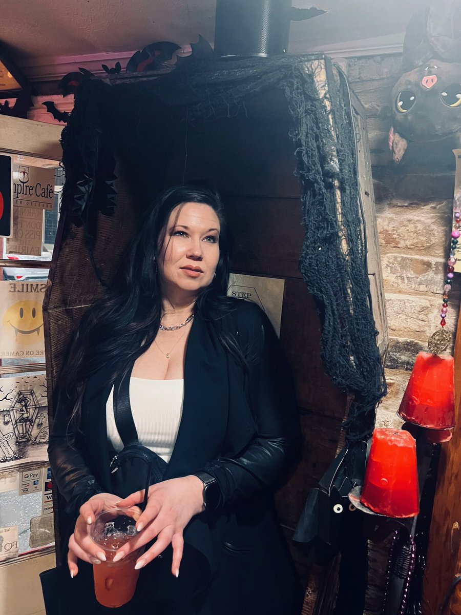 MissKels4's tweet photo. Channeling my inner Morticia vibes #theadamsfamily https://t.co/G19hJ36EPY