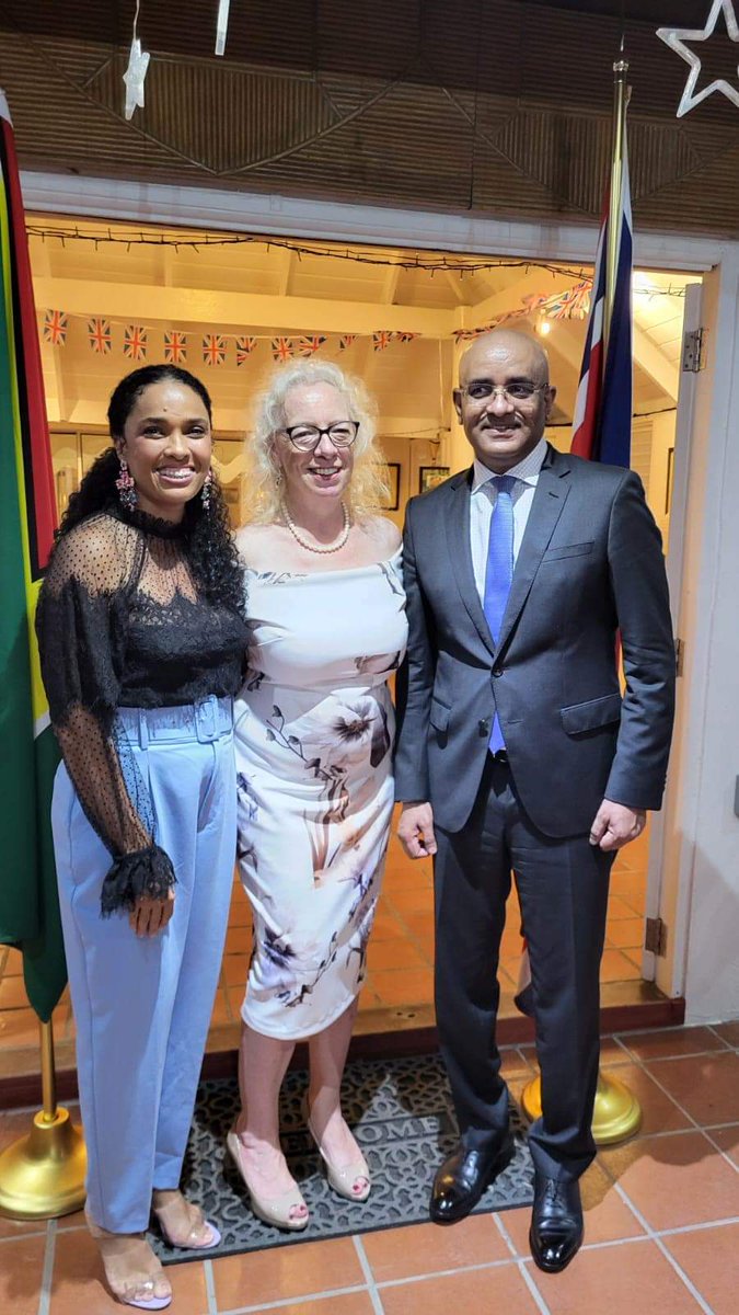 CME_Prog's tweet photo. @ZacGoldsmith Guyana's VP, Dr. Bharrat Jagdeo &amp; 🇬🇧 HC @Janemiller37 has launched 🇬🇾 Maritime Economy Plan. 🇬🇧 support for the development of this Plan forms part of the realisation HMG’s commitment to support SIDS to protect their marine environment &amp; reduce poverty. https://t.co/kAEipqrzBa