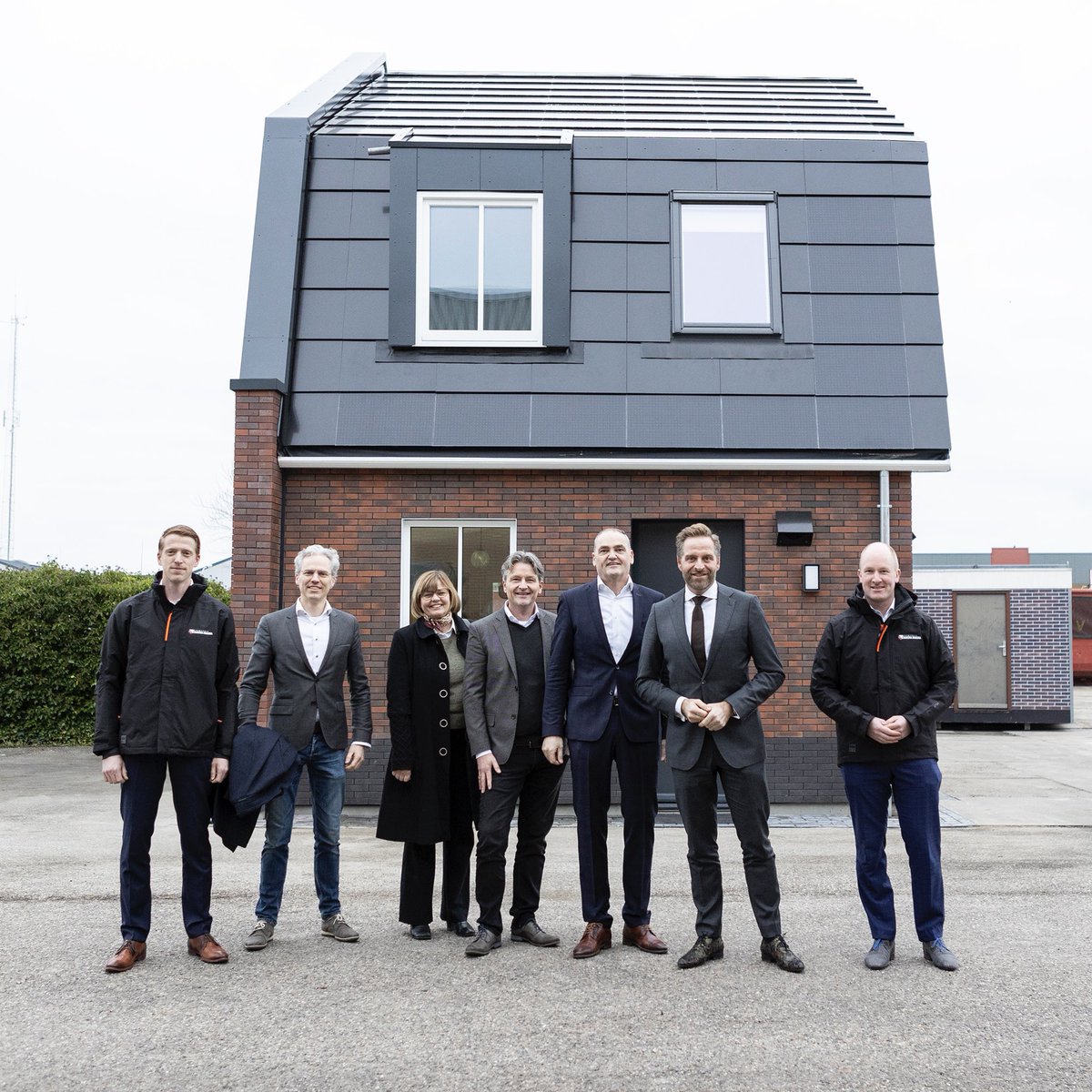 Vandaag was minister <a href="/hugodejonge/">Hugo de Jonge</a> op bezoek bij de woningfabriek van <a href="/DijkstraDraisma/">Bouwgroep Dijkstra Draisma</a> in Dokkum. Een prachtig innovatief bedrijf dat inzet op gerobotiseerd, circulair en biobased bouwen. Innovatie die hard nodig is om de bouw te versnellen en te verduurzamen.