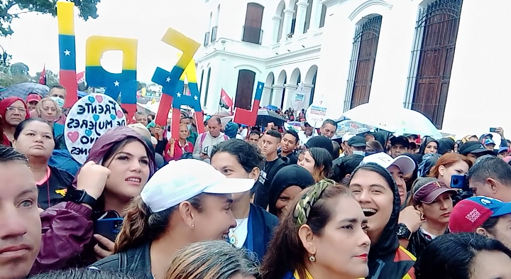 CDCETachira's tweet photo. #23deEnero
#Democracia
#DevuelvanCITGO
#nomassancionescriminales
La clase trabajadora del #Táchira marchó con el gobernador @FreddyBernal en exigencia de los recursos de #Venezuela retenidos por las sanciones y en defensa de @NicolasMaduro
@ONUVENuevaYork
@_LaAvanzadora https://t.co/OOy21wnwC3