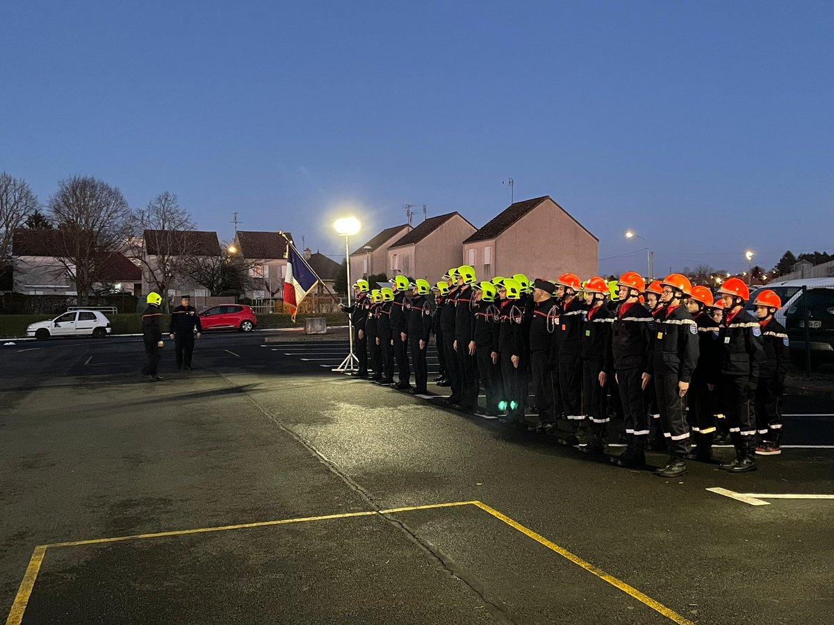 JimmyRevillier's tweet photo. Bel instant de #recueillement,  de #reconnaissances, de mise l'#honneur et de partage avec nos familles accompagné par nos locaux à l'occasion #saintebarbe des @PompiersFR  de #gueugnon. Félicitations aux décorés et promus! https://t.co/JJ24dDpwzS