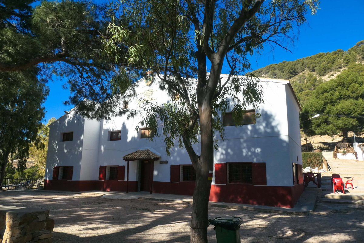 Basseta's tweet photo. Coneixeu un lloc anomenat Rabosa? Es tracta d'una antiga masia que va ser comprada pel Centre Excursionista d'Elda per a situar allí un centre d'esplai, creant el Parc de Muntanya Daniel Esteve. Us compte més en aquest fil...⬇️ https://t.co/GS55wfo7lw