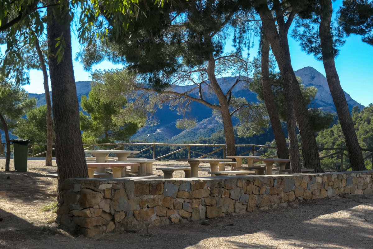 Basseta's tweet photo. Coneixeu un lloc anomenat Rabosa? Es tracta d'una antiga masia que va ser comprada pel Centre Excursionista d'Elda per a situar allí un centre d'esplai, creant el Parc de Muntanya Daniel Esteve. Us compte més en aquest fil...⬇️ https://t.co/GS55wfo7lw