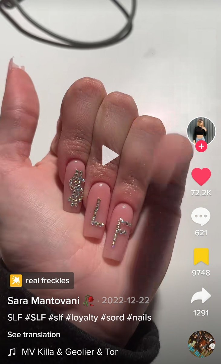 raga allora mi devo rifare le unghie e le vorrei fare con questa scritta ma non so che colore, aiutino?? 
non blu, rosa, lilla, giallo e nero