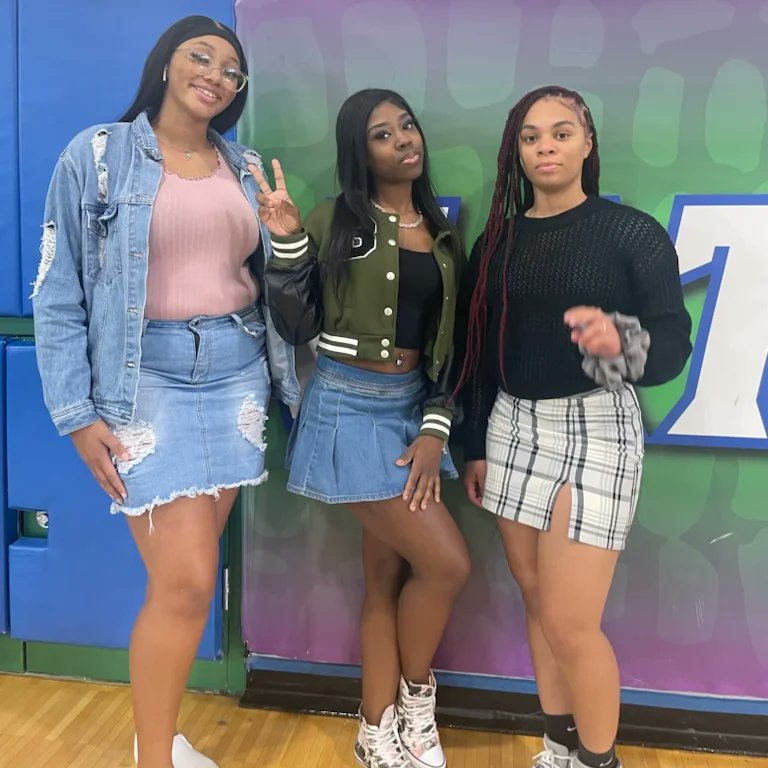 Its_ClarkKent's tweet photo. Thanks to ous seniors for being great leaders of the #THESWAMP #2K23 https://t.co/nxyQwXwUmv