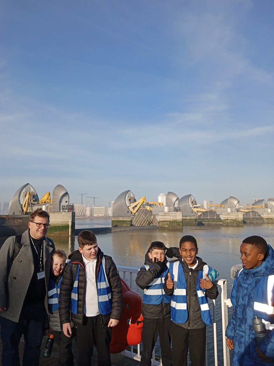 yr5palmtree's tweet photo. A fun, frosty walk to the Thames barrier this morning 🥶❄️ @WoodhillSch https://t.co/RWZaTqzwmz