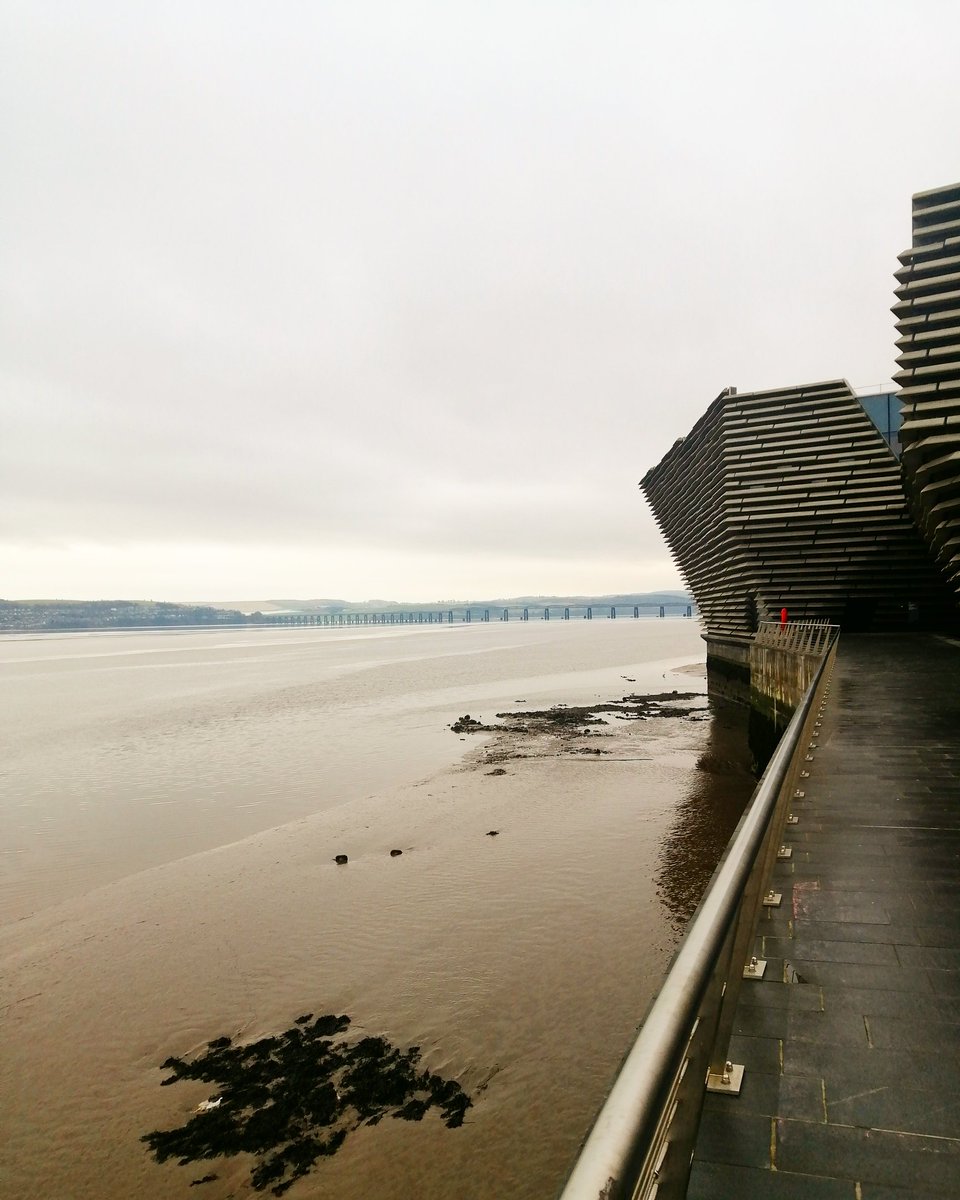 DundeeCulture's tweet photo. ⛱️🌊❤️ The Firth of Tay this morning with the Tay Bridge and V&A Dundee. The Tay looks like a beach when the tide is out. I was in the V&A this morning and when I left, the tide came back in. #FirthOfTay #LowTide https://t.co/BetdUHg264