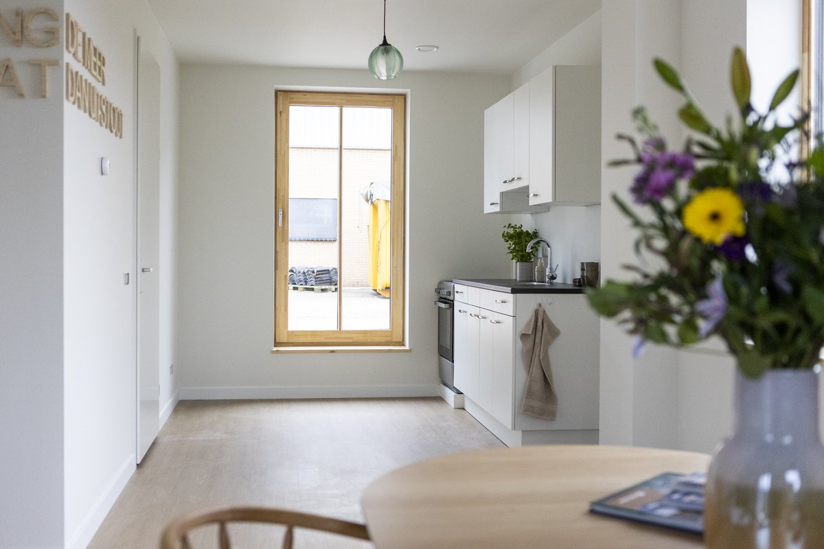 Woningen realiseren die goed zijn voor bewoners, bedrijven én klimaat? Vandaag ontvingen we #minister <a href="/hugodejonge/">Hugo de Jonge</a> bij ons bedrijf. De Jonge kreeg de primeur om als eerste onze houten woning te zien, die CO2 opslaat en #stikstofneutraal geproduceerd wordt: bit.ly/3ZXwU7O