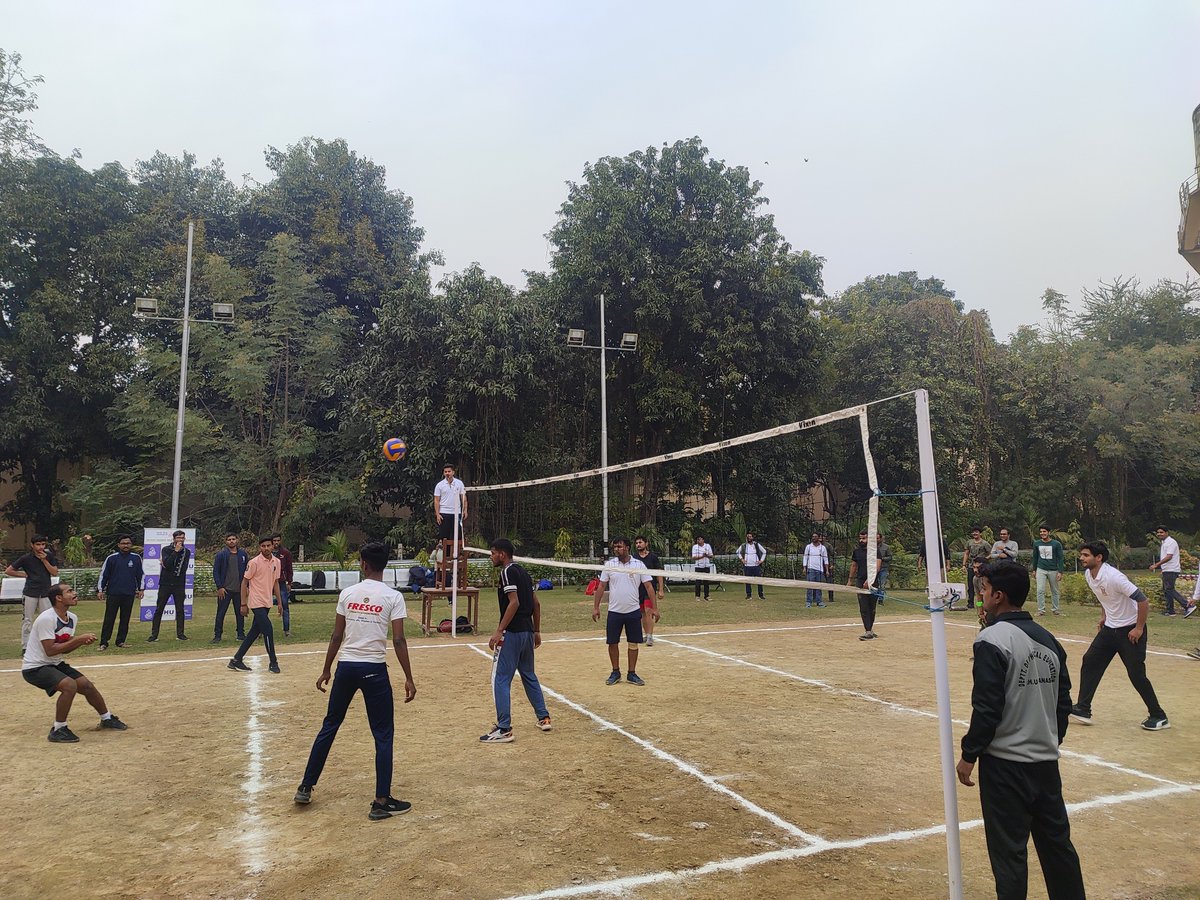 svbphostelBHU's tweet photo. @svbphostelBHU के संरक्षक @shailendrapbs ने बताया कि एक सप्ताह तक चलने वाले कार्यक्रम के दूसरे दिन 24 जनवरी को विभिन्न हॉस्टलों के बीच वॉलीबाल एवं बैडमिंटन के मैच खेले जायेंगे।
#HumBHUKeLog
#WeThePeopleOfBHU 

@registrarbhu @bhunewsofficial https://t.co/SZhvVp93So