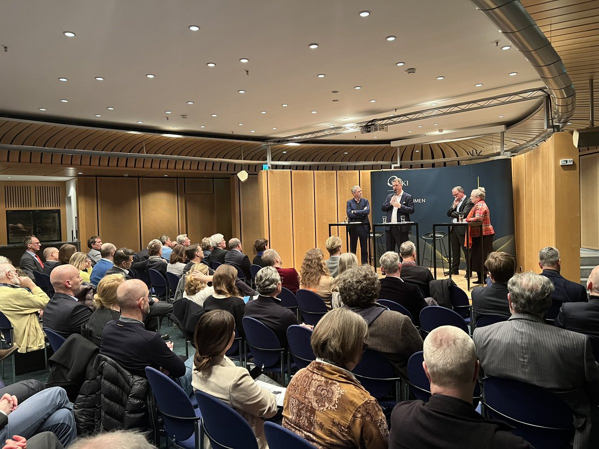 Volles Haus im Goldberger Saal. Nach der Hiobsbotschaft vom Morgen von Ministerin Geywitz, wonach D auch 23 seine Neubauziele deutlich verfehlt, ging es bei unserer Diskussionsrunde, zu der wir zusammen mit dem <a href="/vbki/">VBKI</a> eingeladen hatten, am Abend um Mittel und Wege aus der Whgsnot.