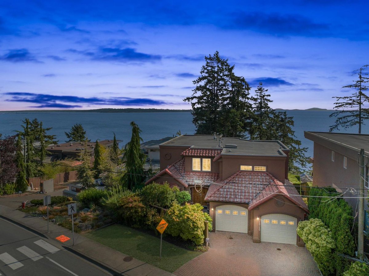Beautiful 5-bed, 4-bath waterfront home in #WhiteRock BC for $3,900,000 | #NewListing by Team McKnight - #1 Top Luxury #Realtors in White Rock & #SouthSurrey

team-mcknight.com/showlisting/37…