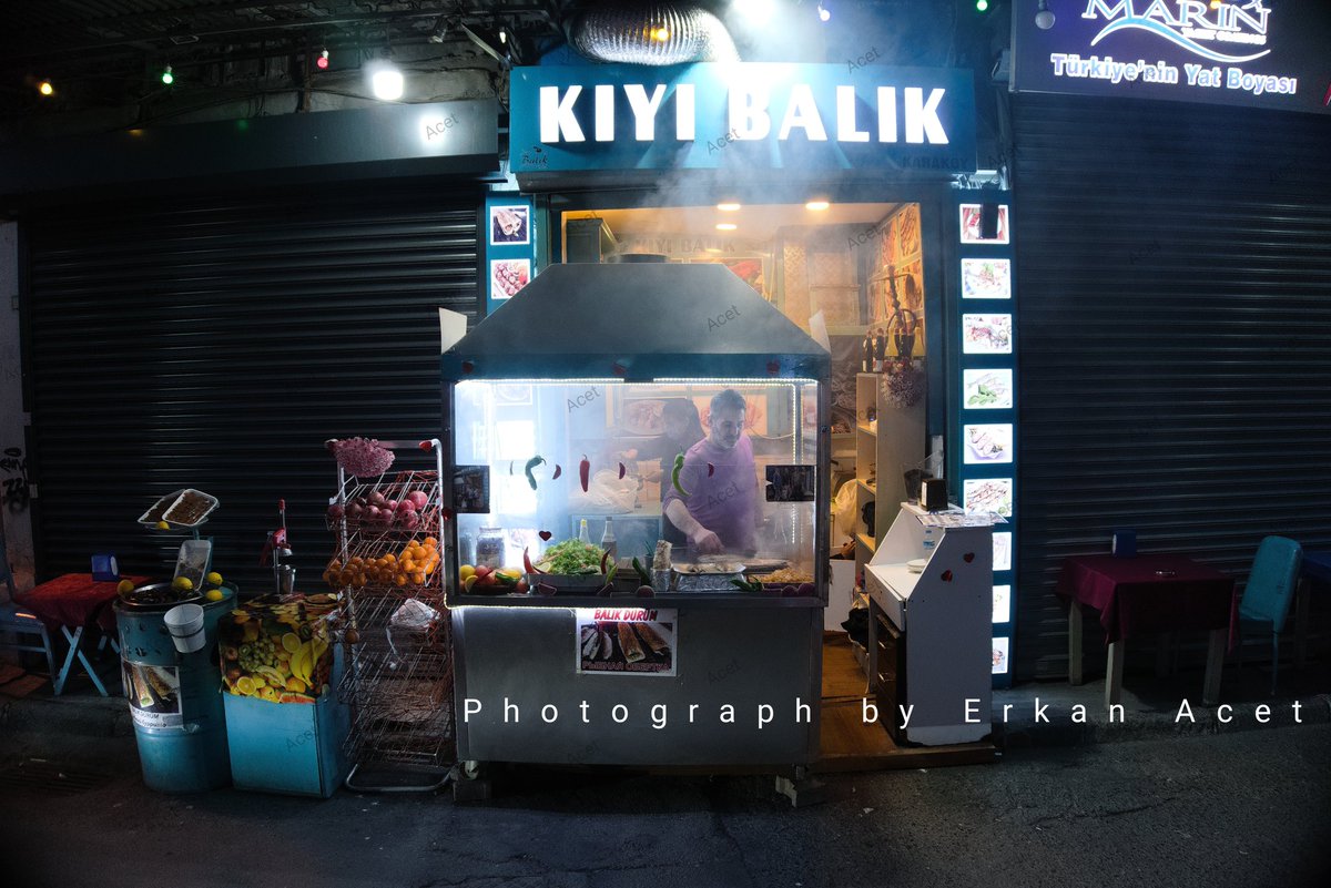 #istanbul #streetphotography #istanbullife #streetfood #istanbuldayasam #karakoygourmet #balıkekmek #sokaklezzetleri #istanbulgeceleri